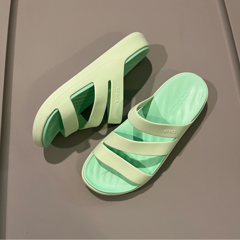NEW Crocs Getaway Strappy Sandal Women’s 9 Jade Tint